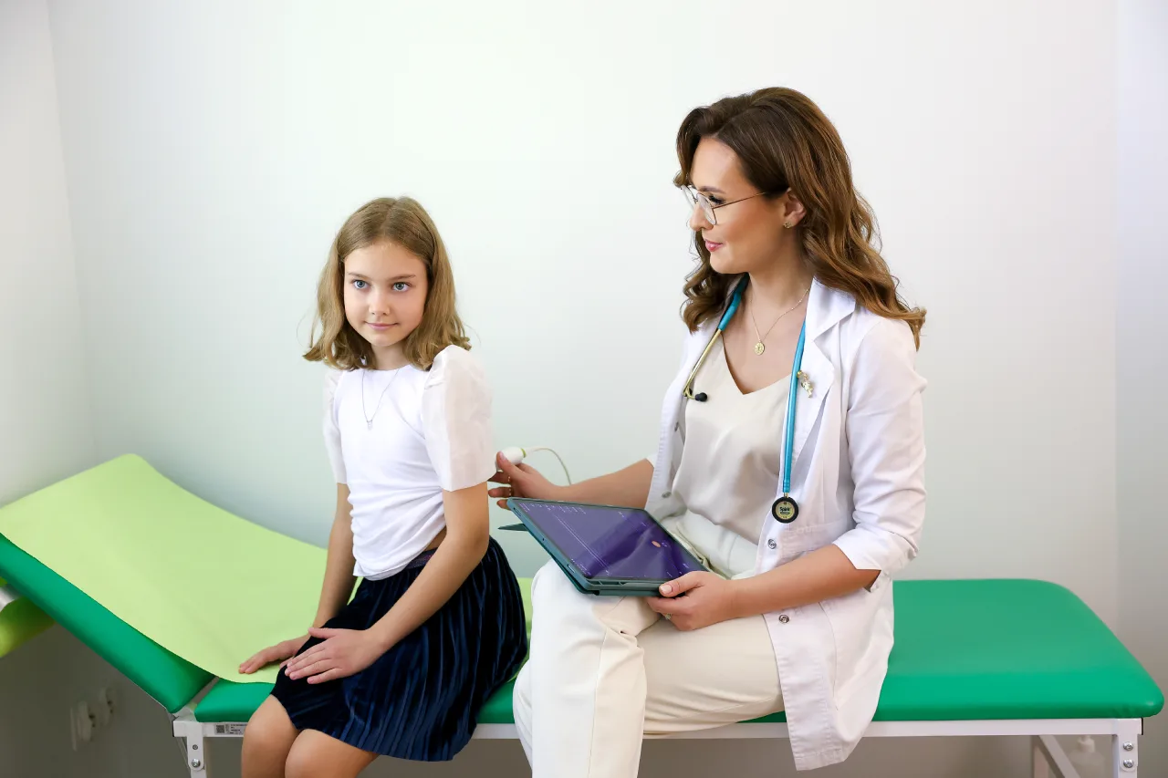 lekarz pediatra w pracy z dziecmi